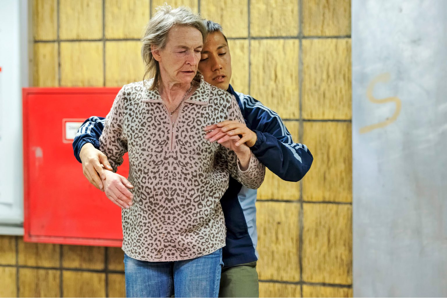 Sommerblut 2018, DRUGLAND

Andreas Berns, Inna Berg, 
Charlotte, Hanna G., Stanislav L., 
Andreas Langela, Rhonda S., 
Olga S., Goniwe Sipiwo, Klemens 
Wiesner, Guido De Wit, Osman,
(Experten des Alltags:
Shari Asha Crosson, Franco Melis, 
Christine Schaller, Philip Schlomm, 
(Schauspiel) 
Hayato Yamaguchi, Tanz + Choreograﬁ e 
Louise Wrede, Musik und Gesang 
Stefan Herrmann, Regie  
Vivica Bocks, Dramaturgie  
Jan Patrick Brandt, Bühne  
Monika Odenthal, Kostüme  
Falk Grieffenhagen, Soundcollage  
Parisa Karimi, Videoinstallation 
Christian Herbert, Licht/Ton  
Olja Artes, Regieassistenz  
Felix Dornseifer, Projektleitung  
Silvana Buchwald, Projektassistenz  
Tomislav Marijan, Sozialbetreuer  
Stefan Lehmann, Suchtexperte  
Gerd Levy, Supervision  
Martina Schu, Evalation  
Rolf Emmerich, Produktion 
Eine Produktion von Sommerblut 
Internationales Kulturfestival